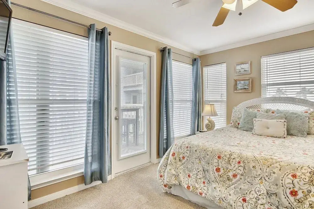 Seascape 2201 - 2 Br Condo
