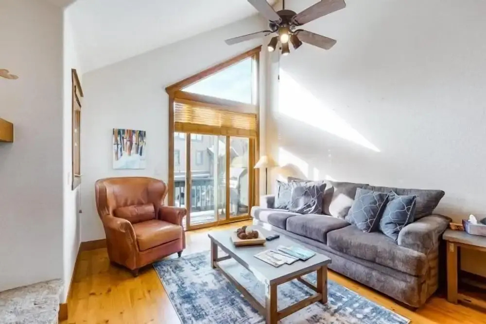 Ski-in/ski-out 3 Bedroom Townhome at Snowflake Lift With Private Hot Tub