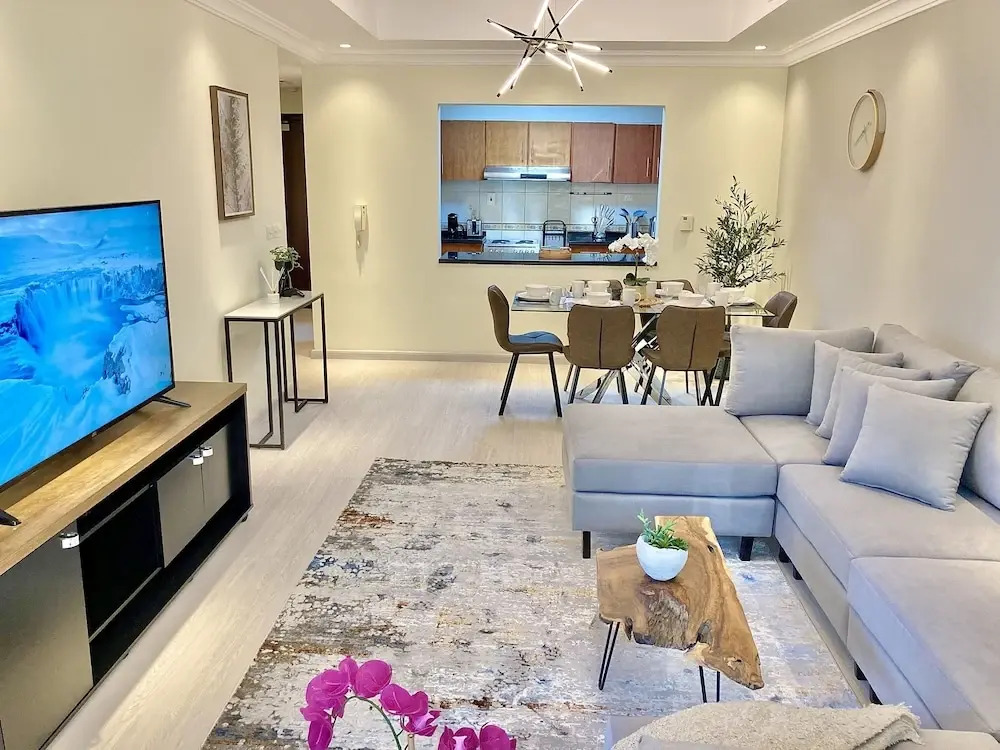 Whitesage - Lakefront Apartment Amidst Parks With Lake Access