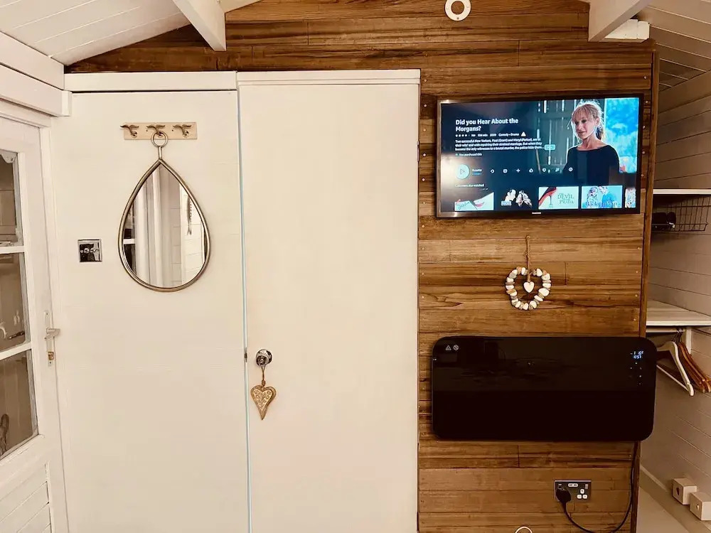 Beautiful Cosy Garden Cabin, 5min Walk to Beach