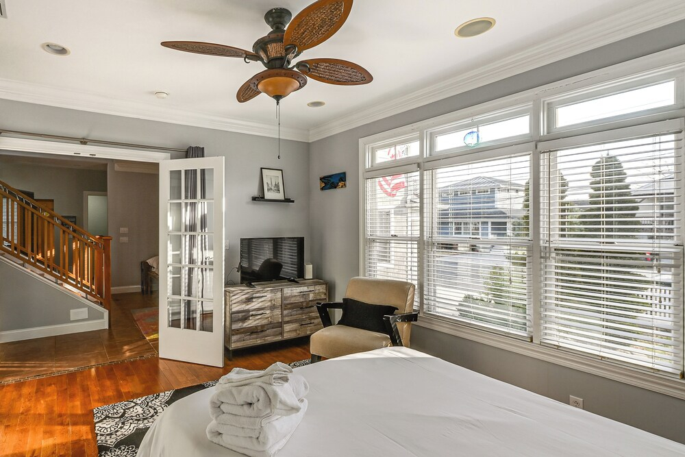 Walk to Beach! Group-friendly Ocean City Getaway
