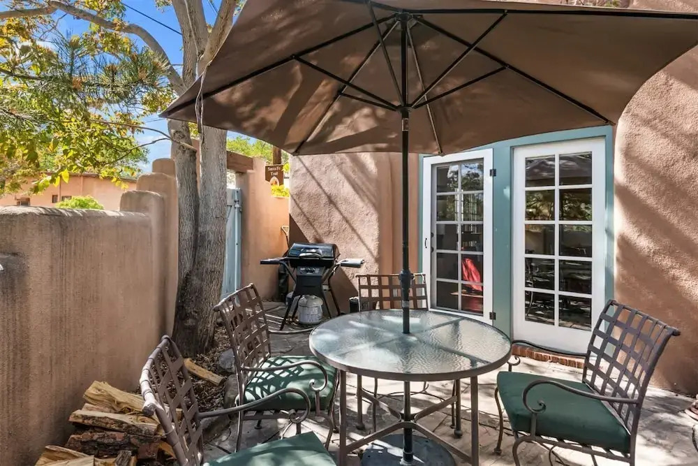 Old Santa Fe Trail - Walk Everywhere, Kiva Fireplace, Amazing Natural Light