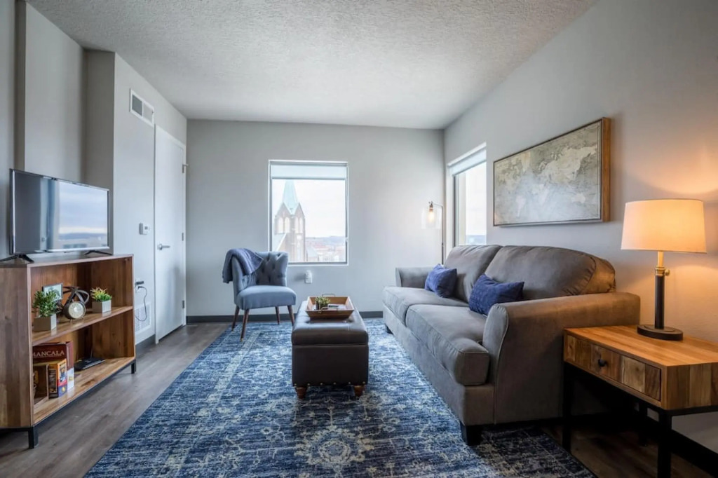 Beautiful Downtown Suite With Free Parking Gym More