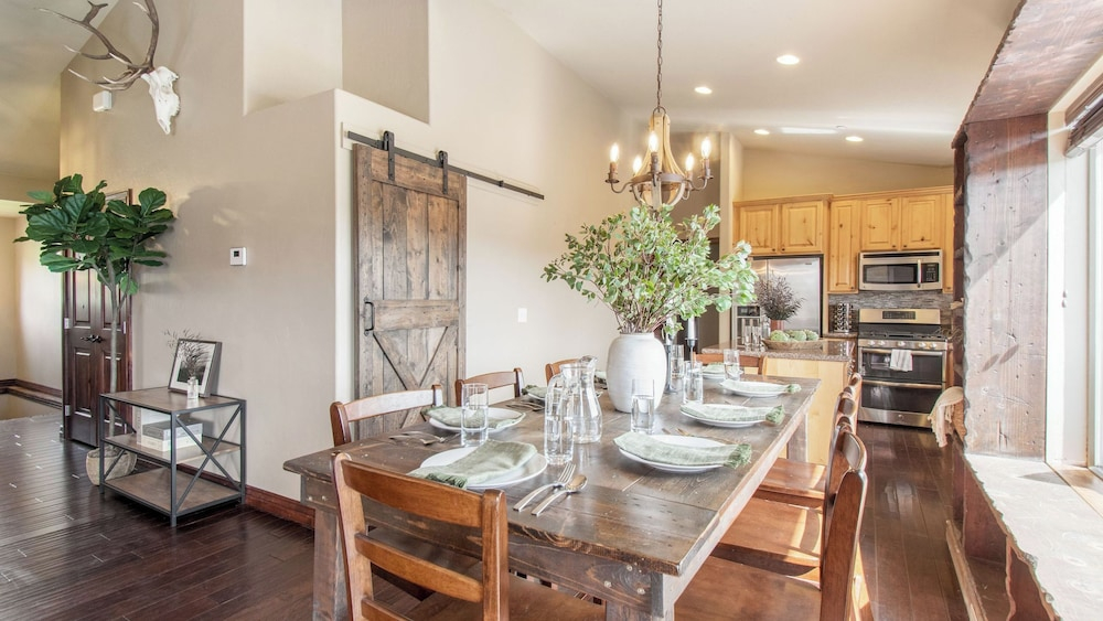 Lucky Bill by Avantstay Lake Views, 15mins to Park City Mtn