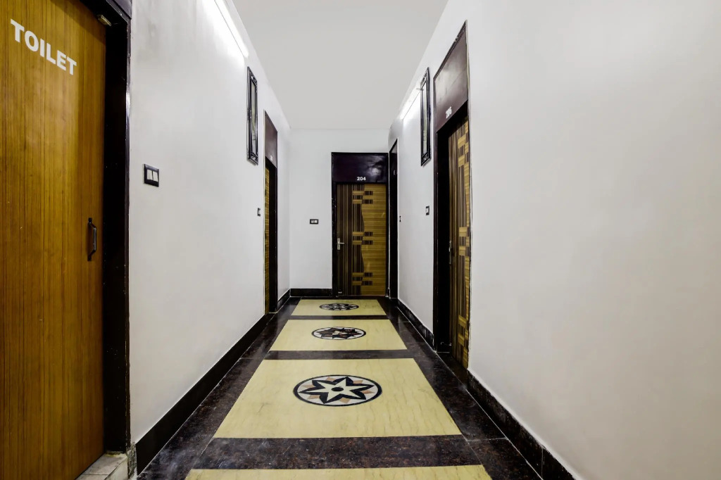 OYO Flagship 70121 Savera Inn