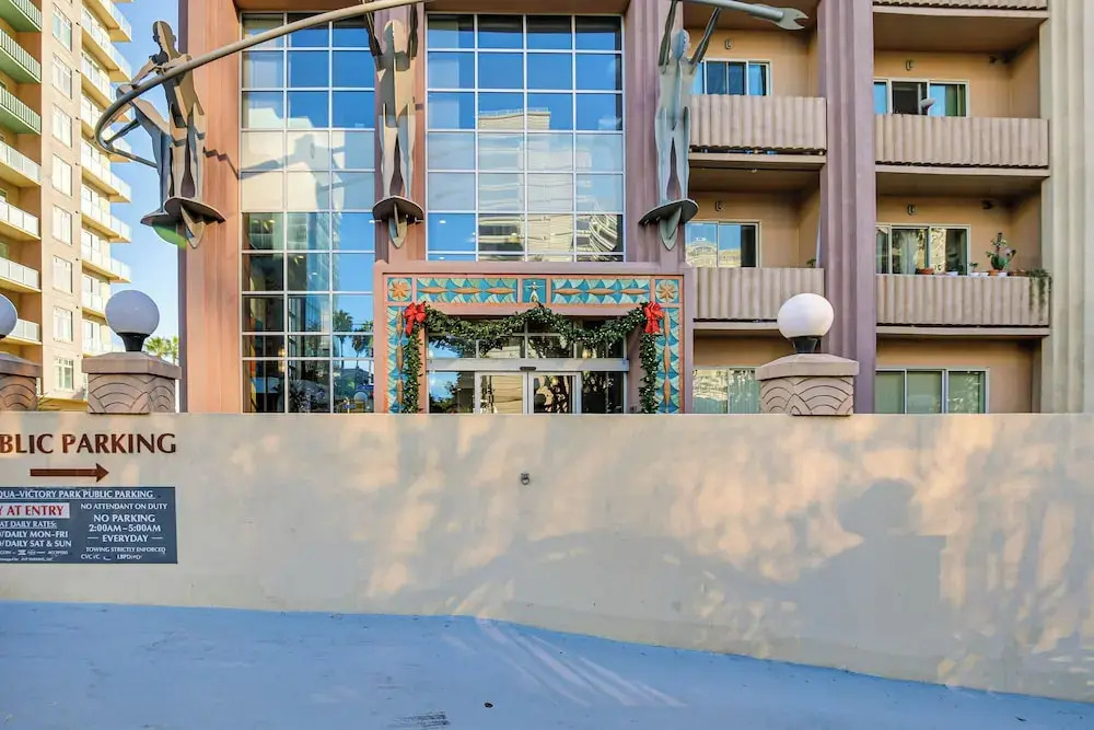 Luxe Long Beach Condo w/ Pool: 1 Mi to Shoreline!