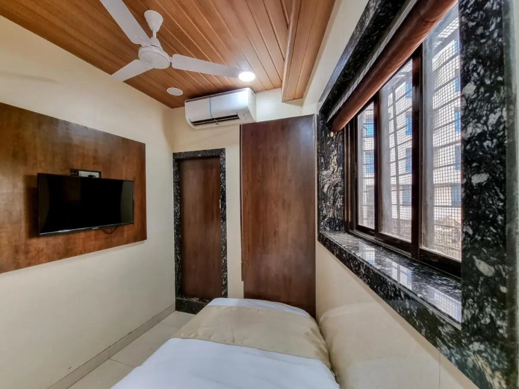Hotel Empire - Near International Airport