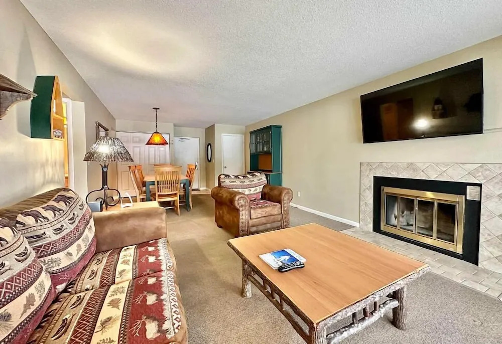 Charming 1BDR Condo w Golf Course View