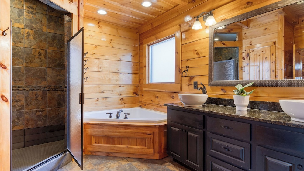 Alpine Mountain Lodge by Avantstay Sleeps 19 Luxury Cabin Game Room, Hot Tub Dollywood