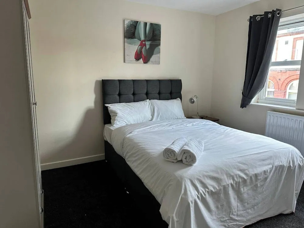 House - Sleeps 12 - Parking - Wifi
