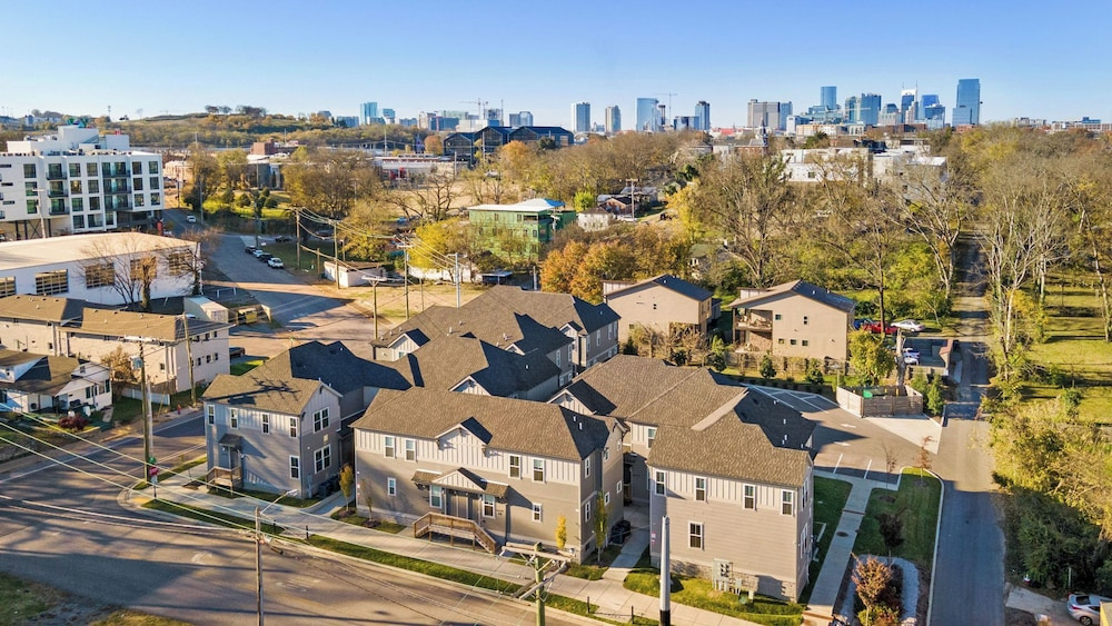 Hart Suite Buyout 6 by AvantStay Two Nashville Town Houses w Stunning Amenities Design