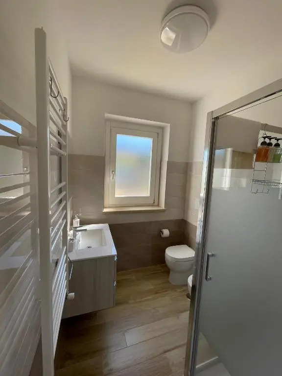 VILLA "Lago Blu" vista lago di Bracciano, con vasca idromassaggio esterna