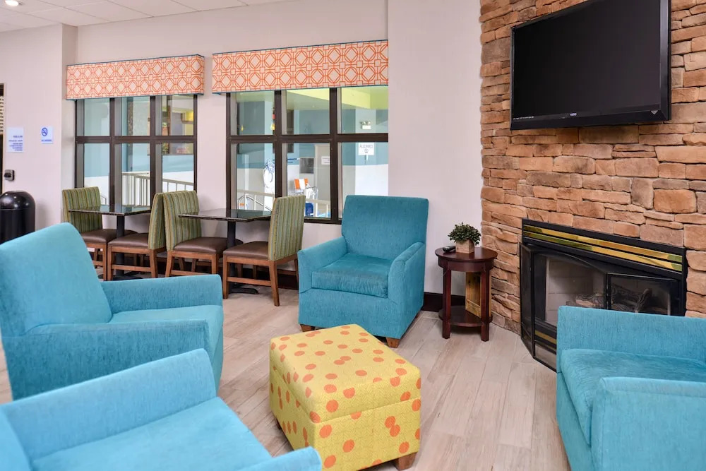 Comfort Inn & Suites West Dodge