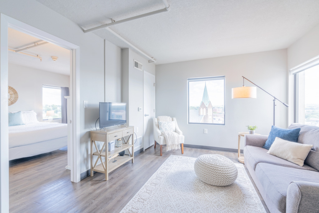 Fast Wifi, Free Parking & Gym!  Downtown High-Rise Near Everything!