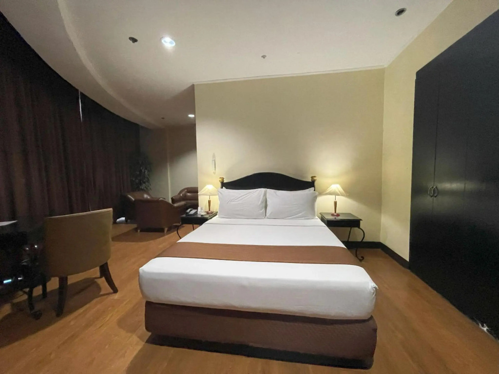 Golden Peak Hotel & Suites powered by Cocotel