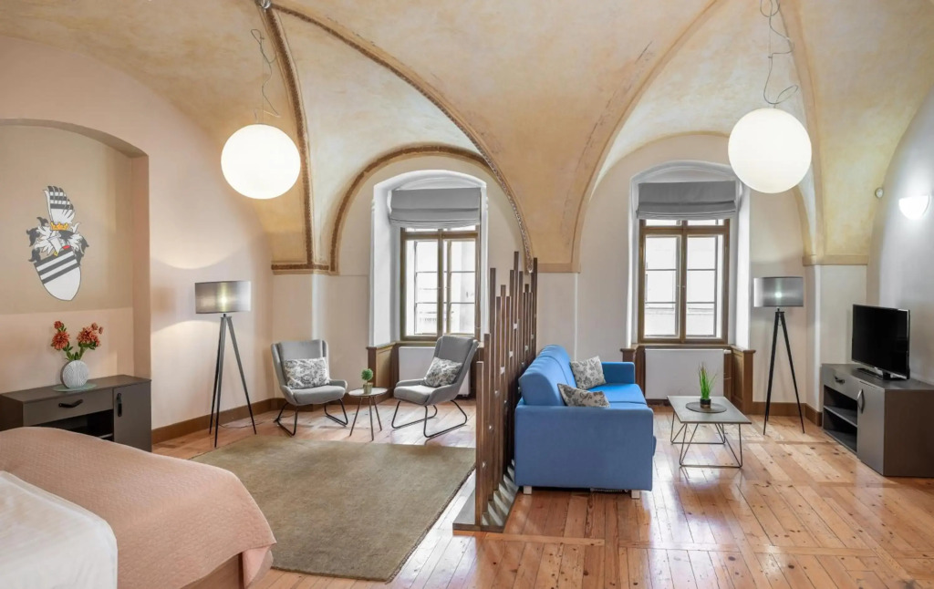 3 Epoques Apartments by Adrez