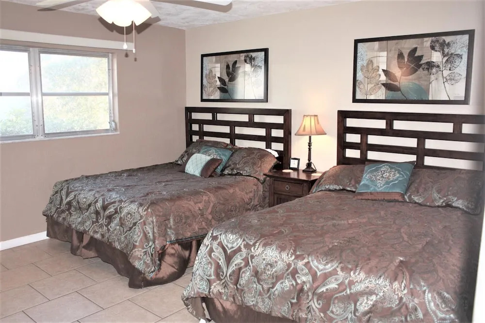 Jamaica Royale - 090 - 2 Br Condo