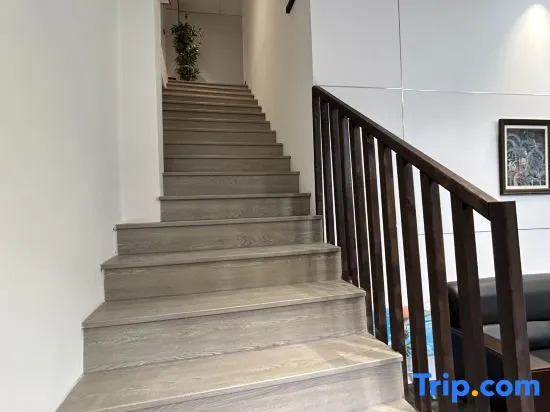 Xijiang Qianhu Miao Village Mufeng Mountain Courtyard B&B (No. 6 Fengyu Bridge Branch)