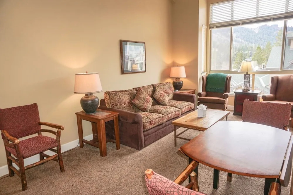 The Mountain Club #318 Village Plaza Studio Loft Suite - I condo