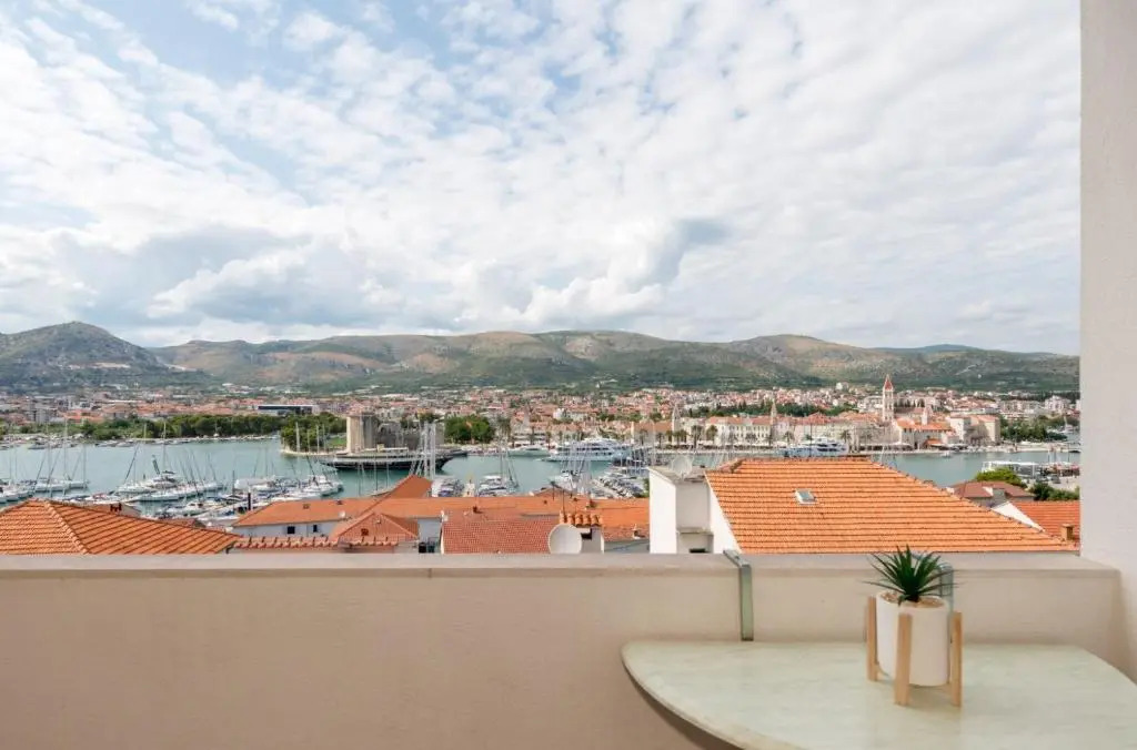 The best OLD TOWN view apartment, 5 min walk, parking (2+2)