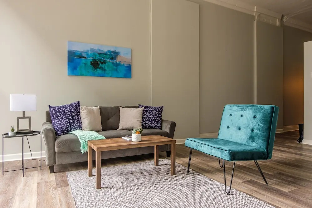 Downtown 1 & 2 BR Apt with Kitchen by Frontdesk