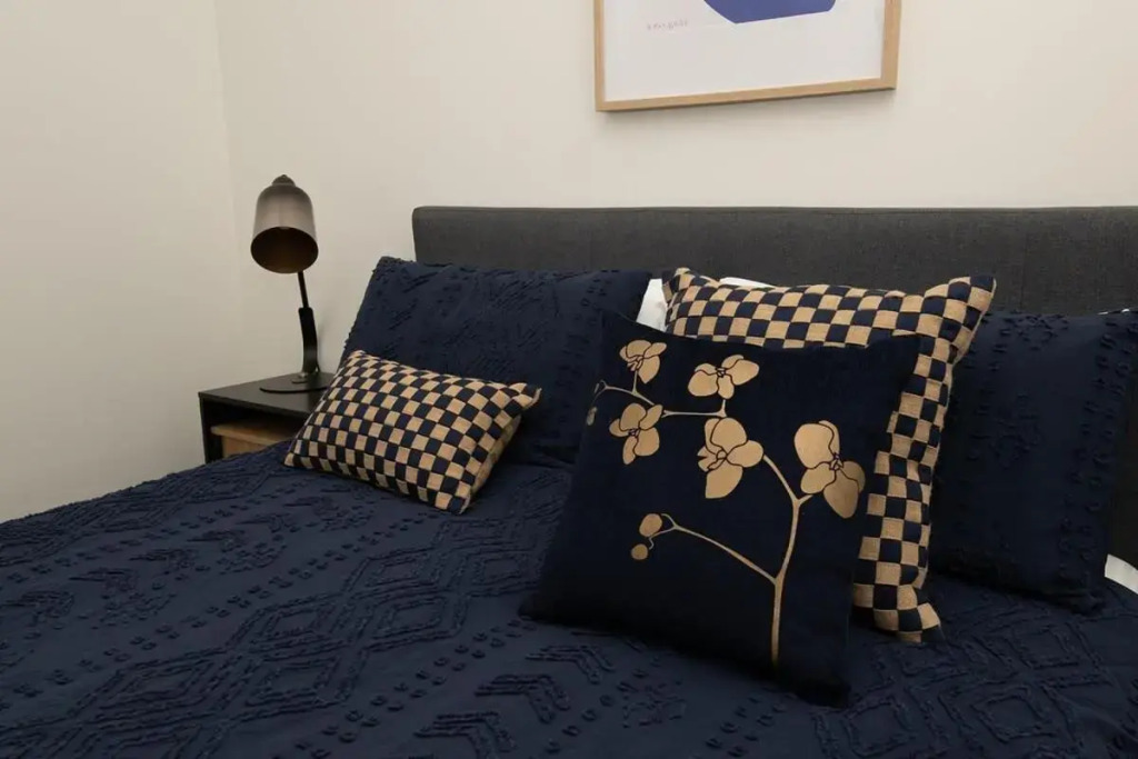 McNamara Lane Large CBD home Freshly renovated 7 Smart TV's Sleeps 11
