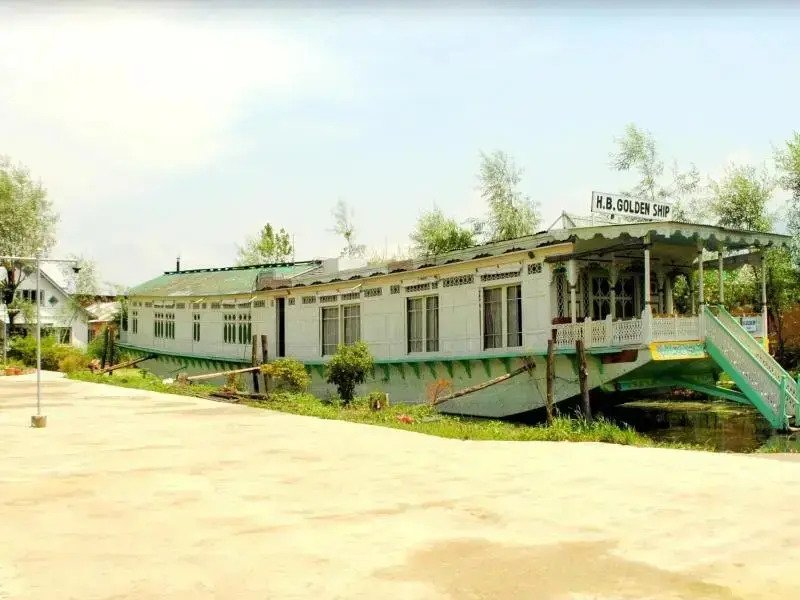 Houseboat Golden Ship