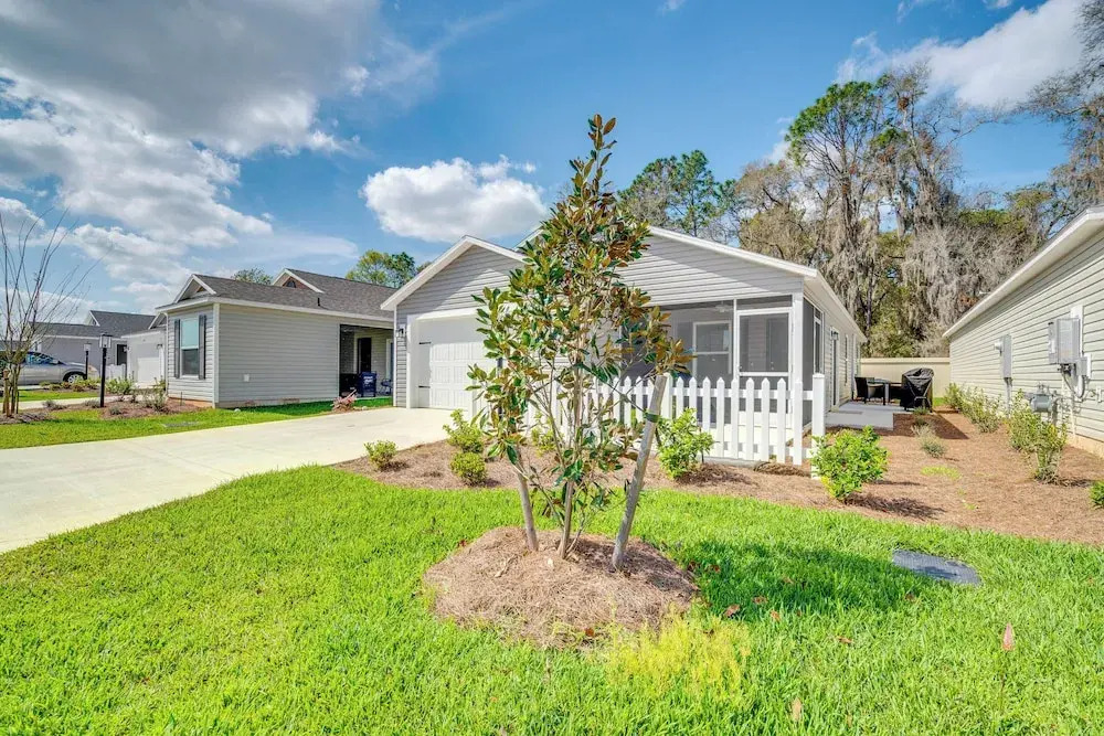 Pool Access, Patio & Grill: Sunny Florida Escape