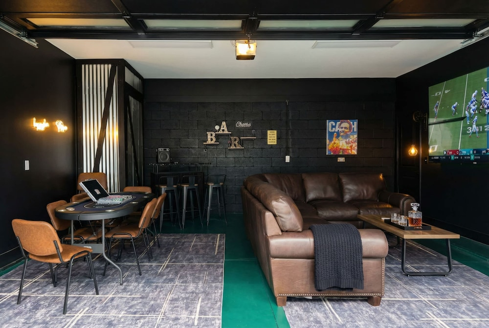 2 Hot Tubs Karaoke Game Room Downtown Nashville