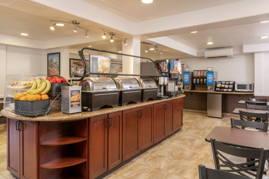 Best Western Plus Raffles Inn & Suites