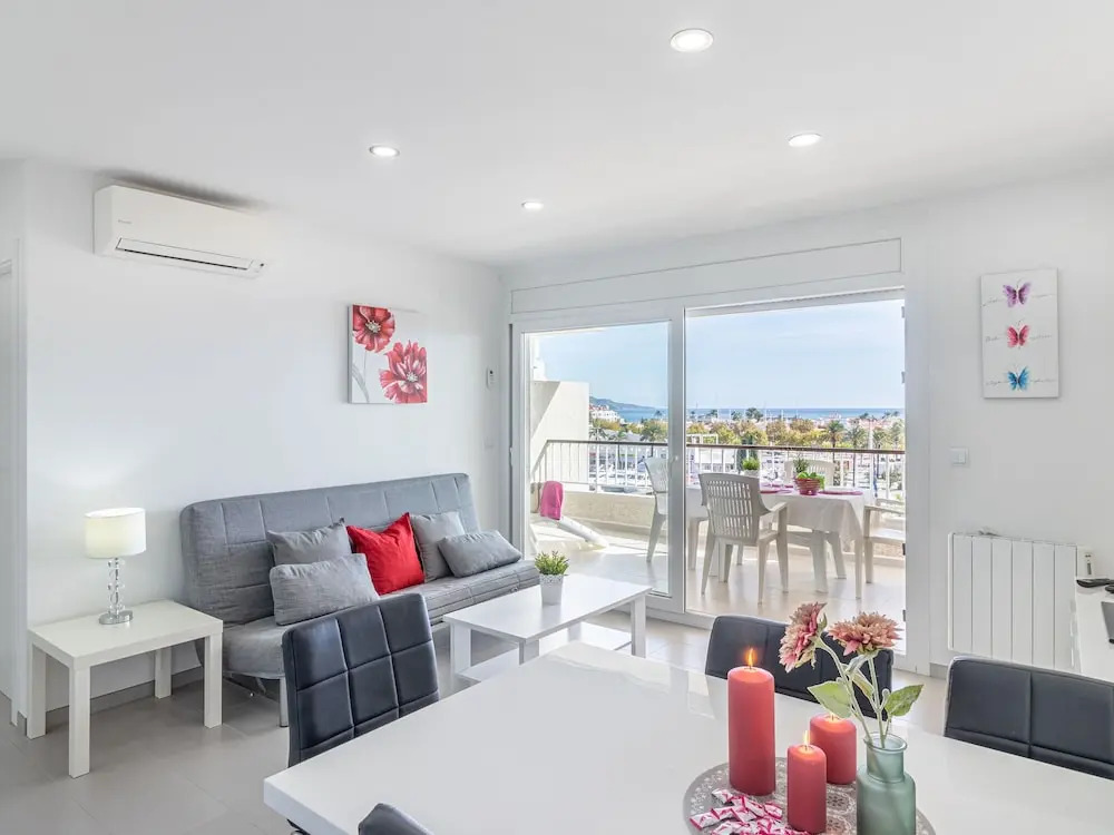 Apartment Overlooking the sea and the Port of Empuriabrava