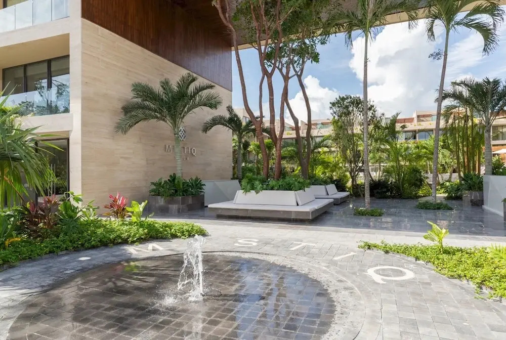Luxurious Studio Best Ameneties GYM Stunning Pools Shuttle Service Wifi
