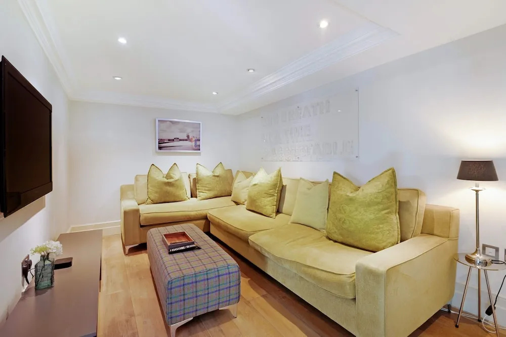 The Artists Hideaway-2 bed Mezzanine in Paddington - by Out of Office Lifestyle