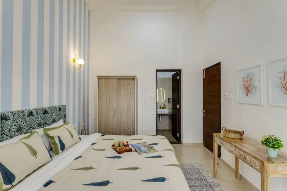 Luxe 1bhk w Pool Sauna 1km to the Beach
