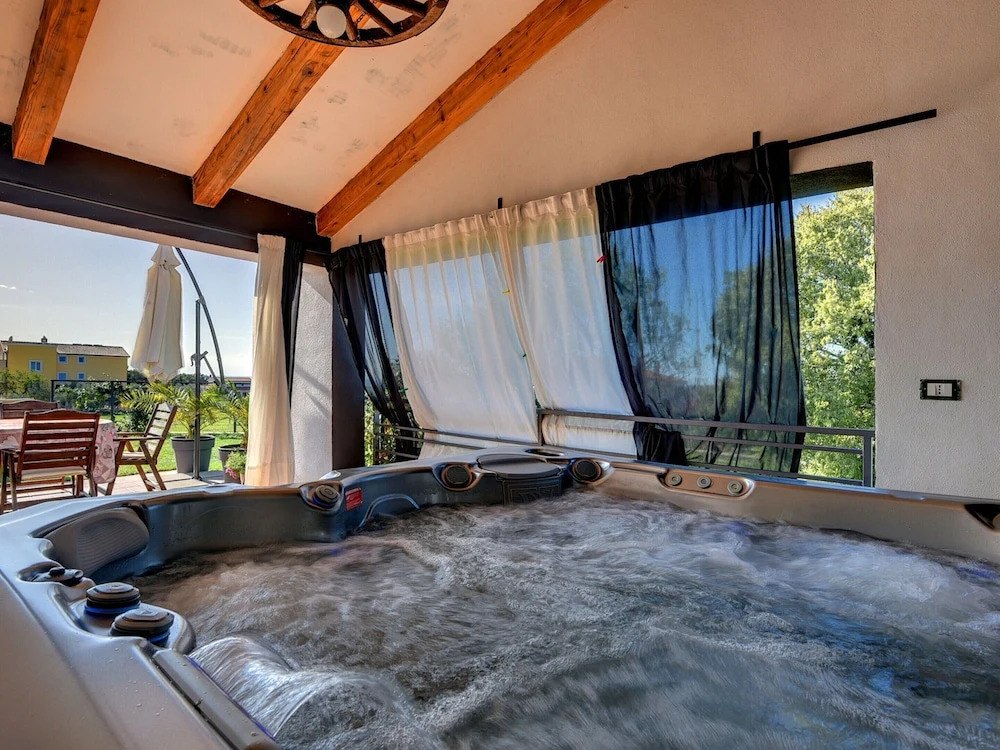 Villa with Swimming Pool, Volleyball Court & Hot Tub, near Rovinj