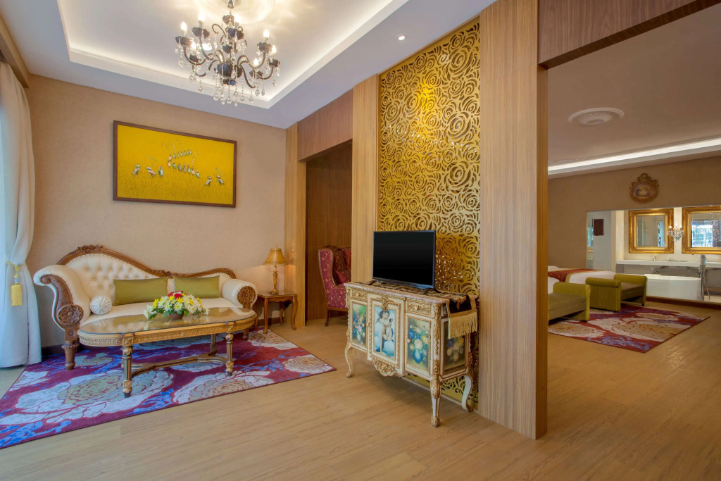 Ramada Suites By Wyndham Solo