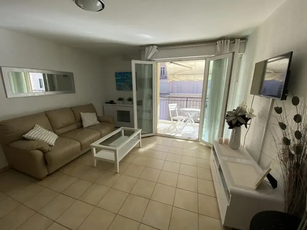 One Bedroom Apartment in the Center of Cannes a few Steps From the Beaches and the Conference Center - 2005