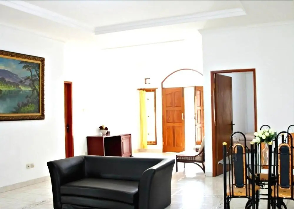 De Nuansa Dago Villa by HouseinBandung