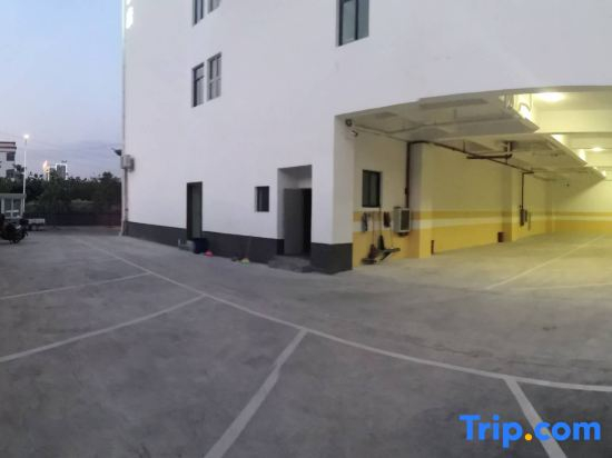 Heyue Hotel (Linyi Yunxian High speed Railway Station Store)