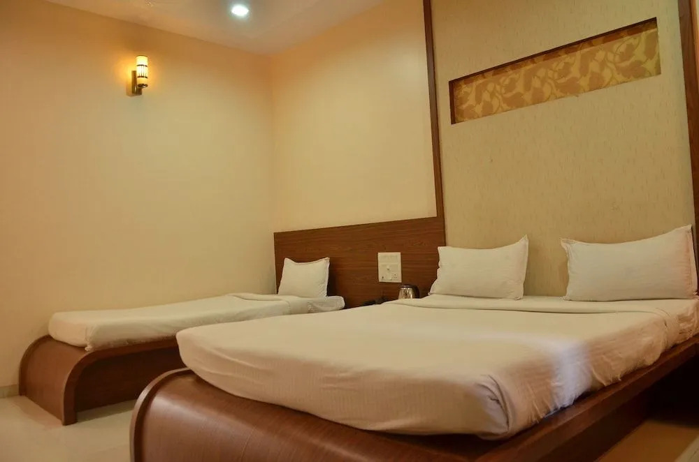 Hotel Sai Sparsh-150 meters from Saibaba temple