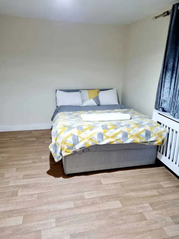 Lovely 5-bed House in Romford, Greater London
