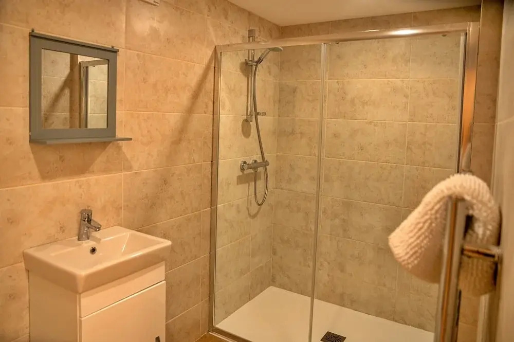Barn in Cotswolds With Hot Tub & Scenic Trails