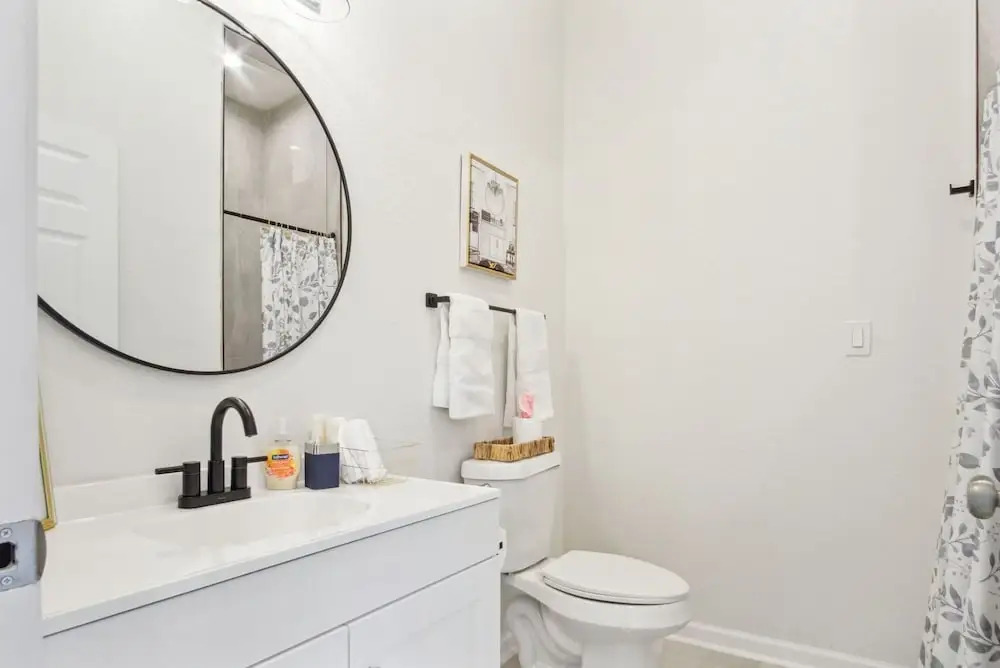 3br-2ba Cityscape Haven With Panoramic Tower View!