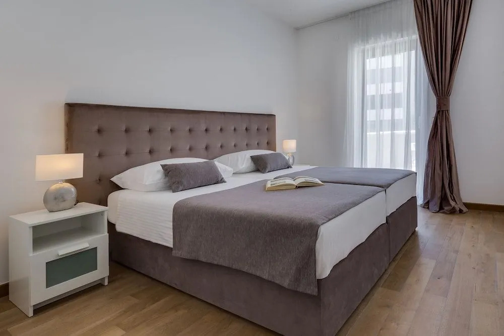 Shell Luxury Residences with Pool and Whirlpool