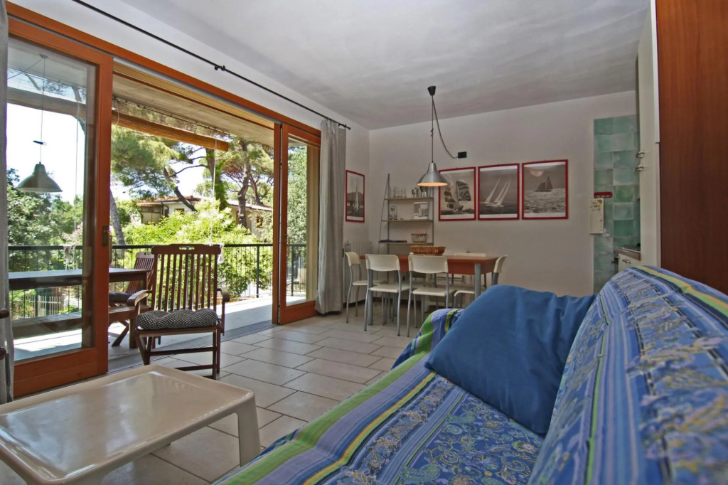In vacation residence, 40 mt from the sea, apartment with 3 bedrooms ,for 6-7 people, on 2nd floor w-Villa Marina - INT. 8 quadri Libeccio