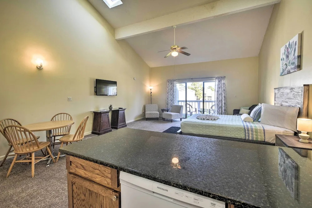 4 Mi to Cherry Grove Beach: Studio w/ Pool!