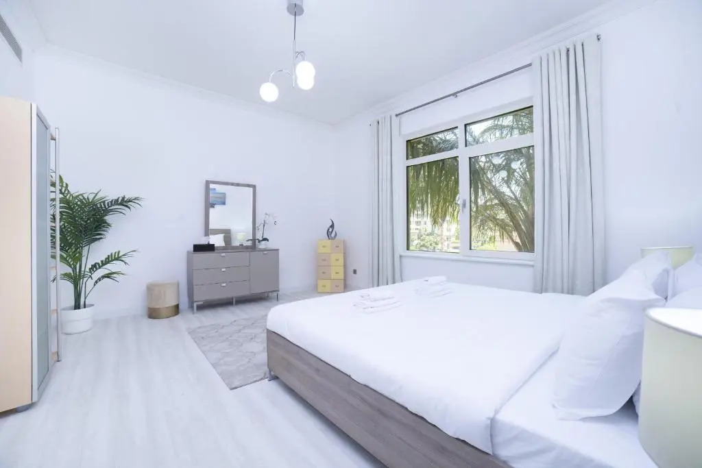 2BR ON PALM JUMEIRAH SHORELINE 12 - Pool & Beach Access