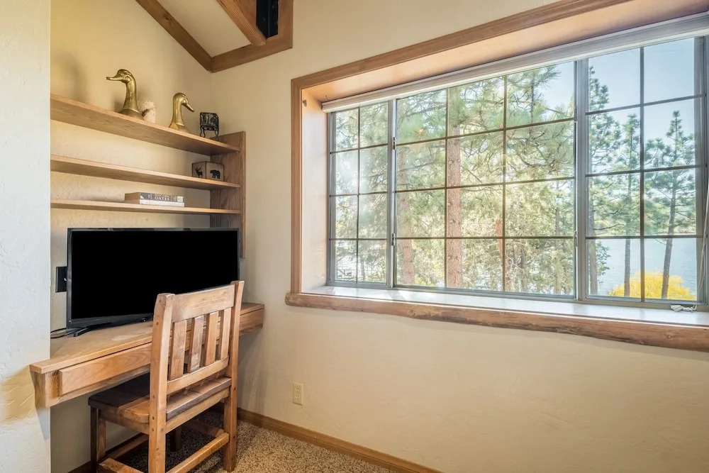 Water's Edge Estate by Avantstay Large Lakefront Cabin w/ Dock and Hot Tub