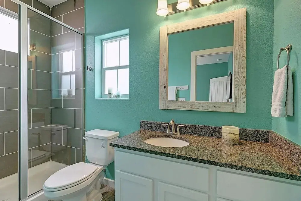 Tropical Blue Wave Home Short Drive to Beach by Redawning
