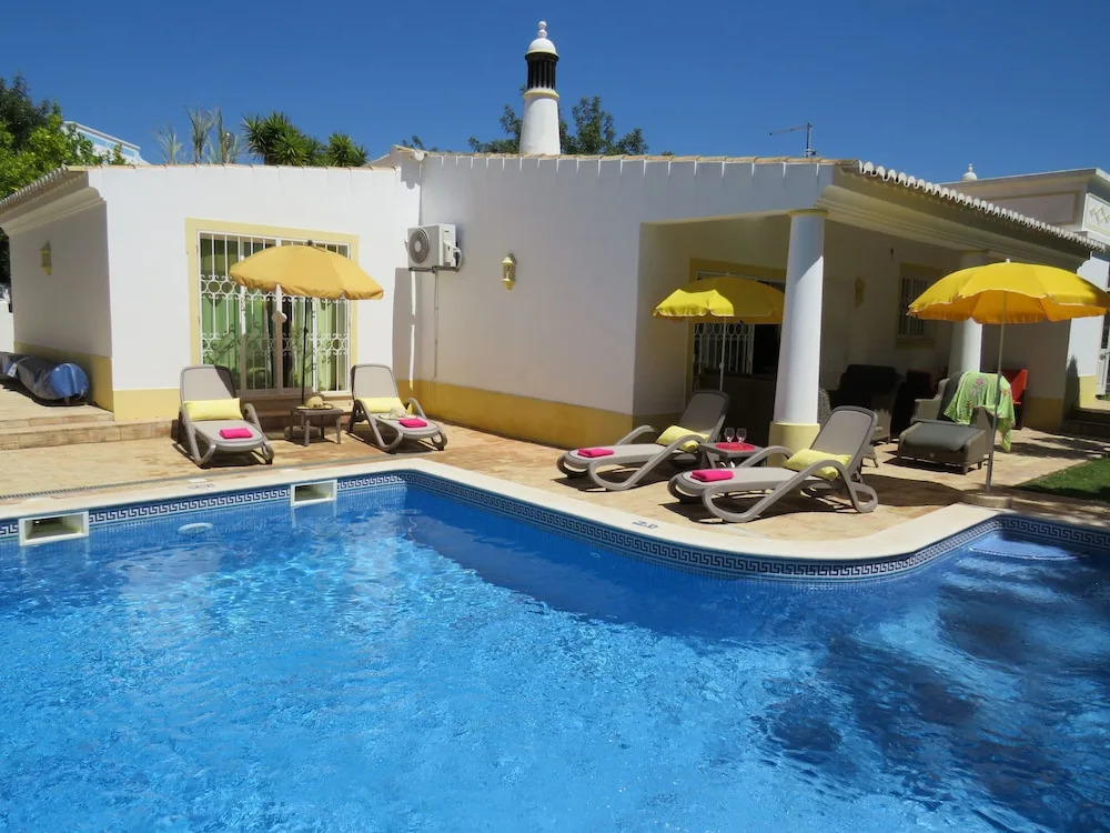 Immaculate 3-bed Villa in Guia Private Pool